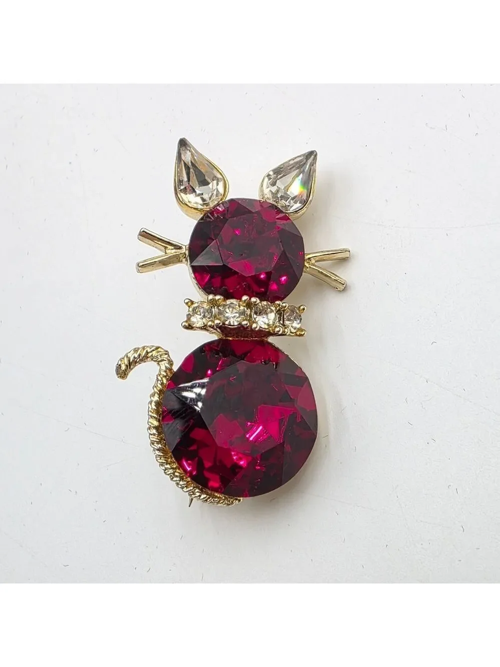 ​Vintage Signed DODDS Ruby Red Faceted Glass Cat Brooch Pin Rhinestone Collar